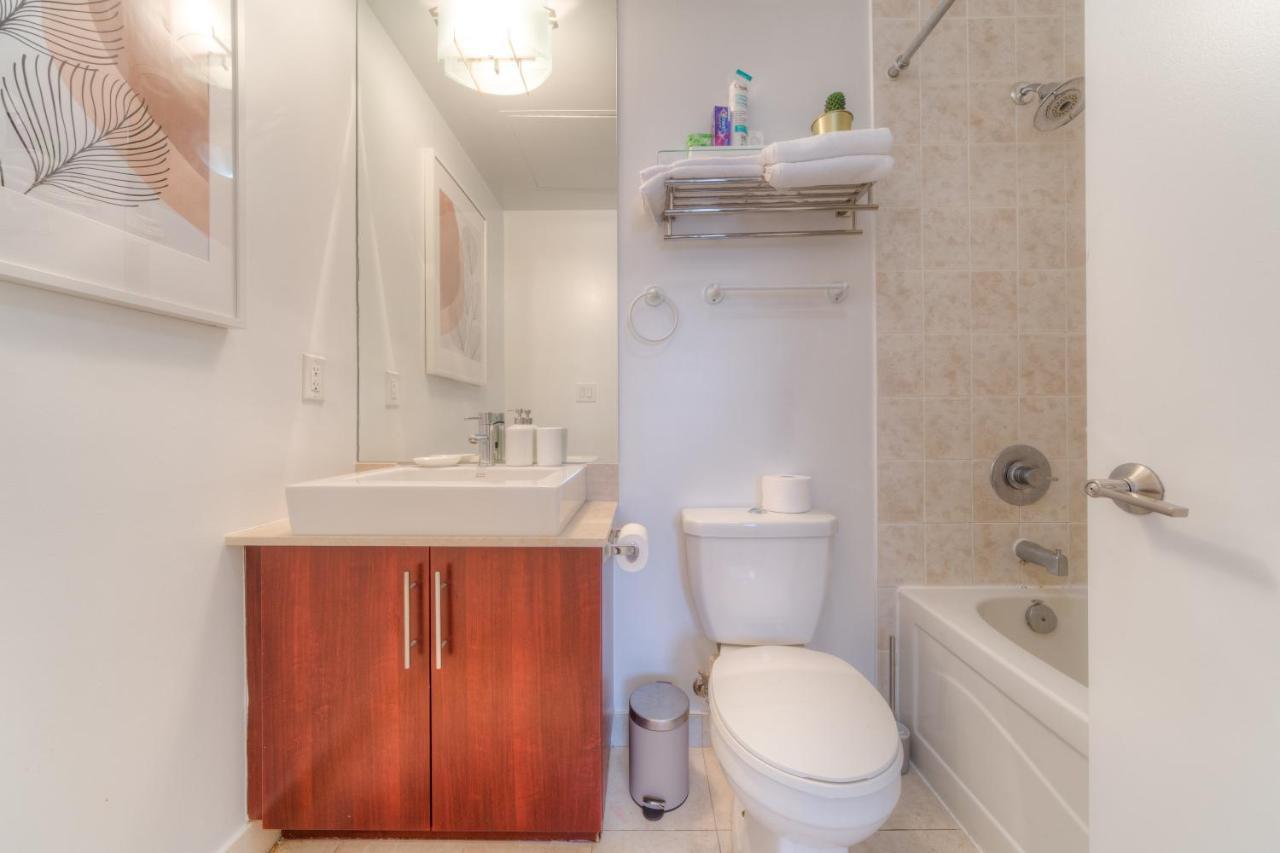 Stylish Newly Furnished Condo With Beautiful Lake View Toronto Dış mekan fotoğraf